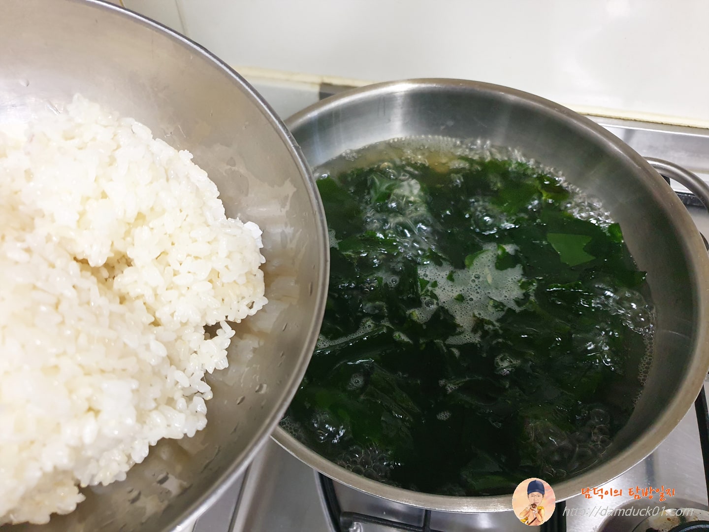 미역 들어간 멸치 육수에 밥 넣기