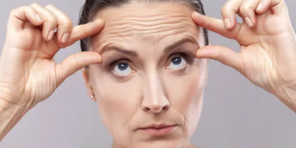 여성의 이마주름이 많은 사진