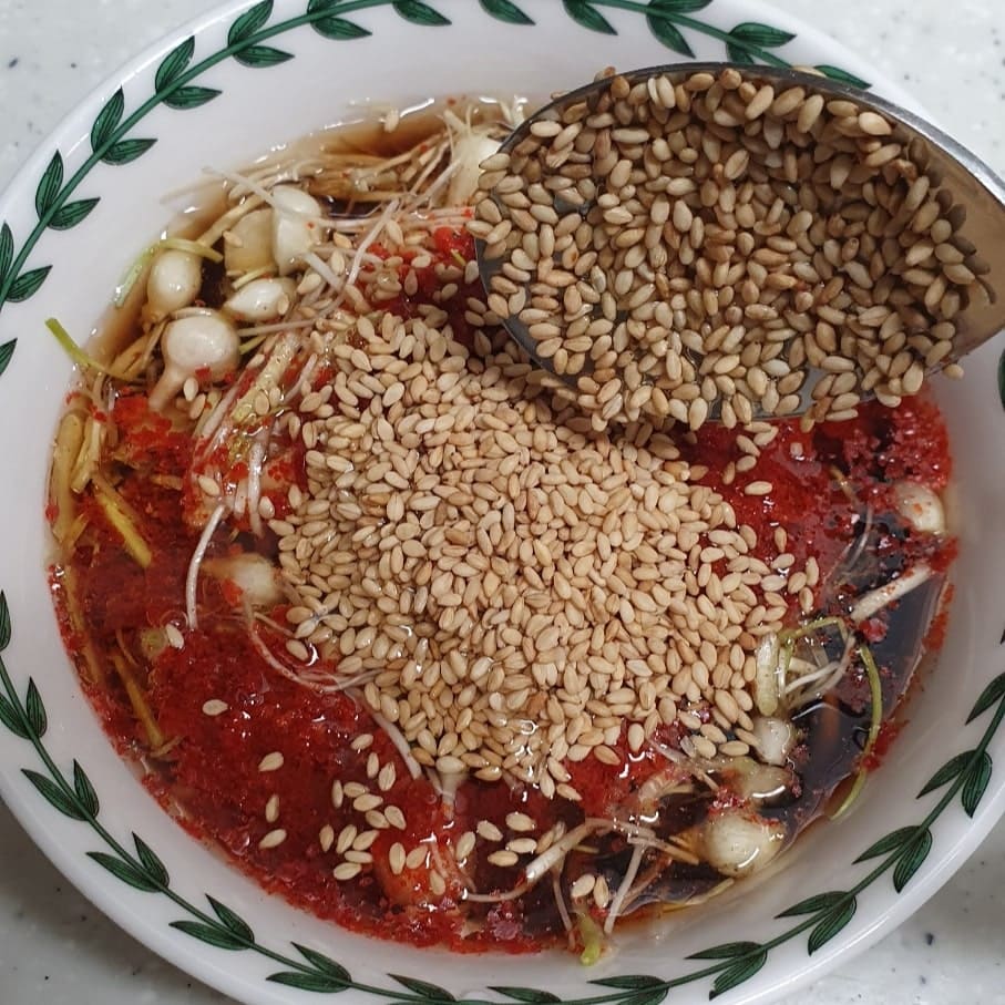 은달래 양념장을 섞고있다
