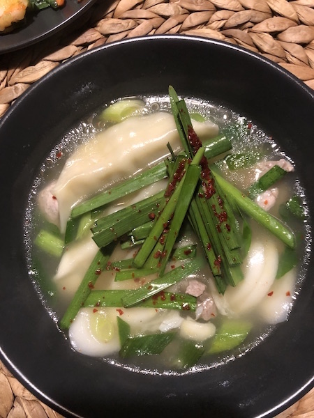 돼지고기 떡국이 완성된 모습