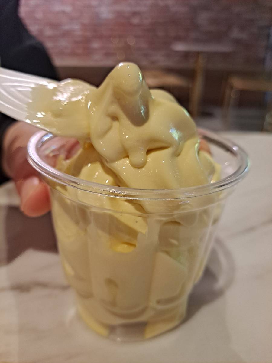 망고 아이스크림 한입