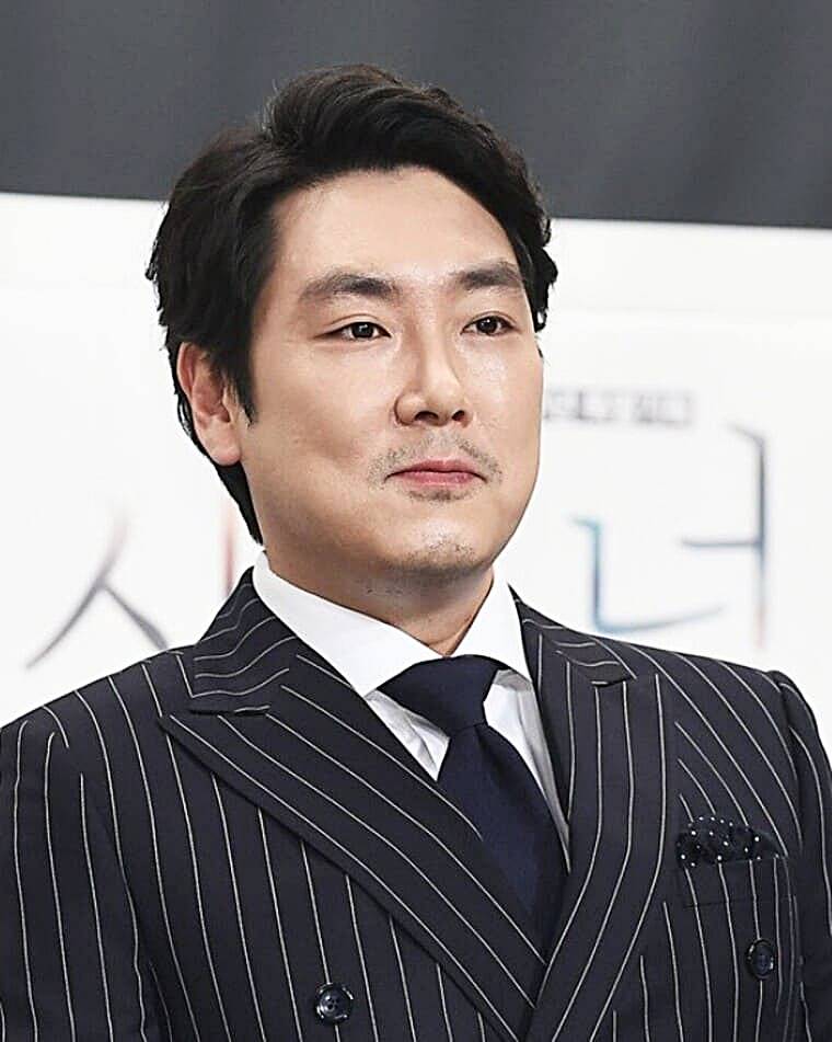 배우-조진웅