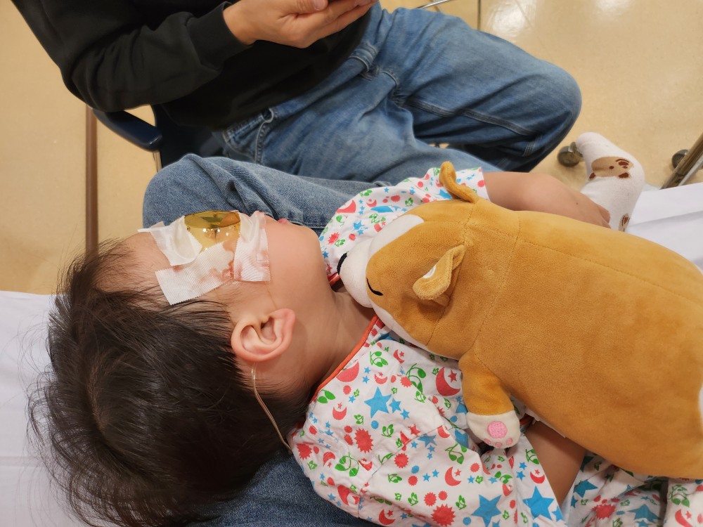 누워있는 아이
