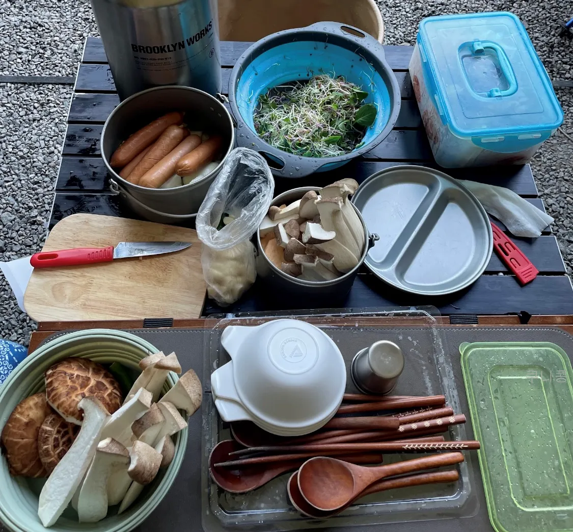 부모님과-4인-가족캠핑-자주-사용하는-캠핑용품-필수템-식기도구세트-구이바다-사용후기