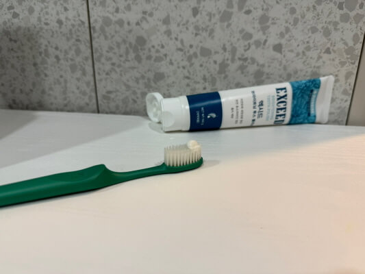 칫솔에 치약 묻힌 모습