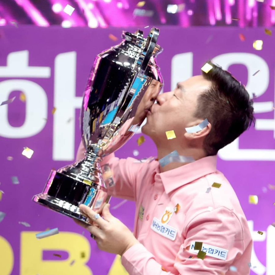 PBA투어 마민캄 당구선수 (베트남) - 우승 프로피에 입을 맞추는 모습