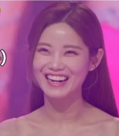 미스트롯3-긴머리를 늘어뜨린채 웃고있는 배아현