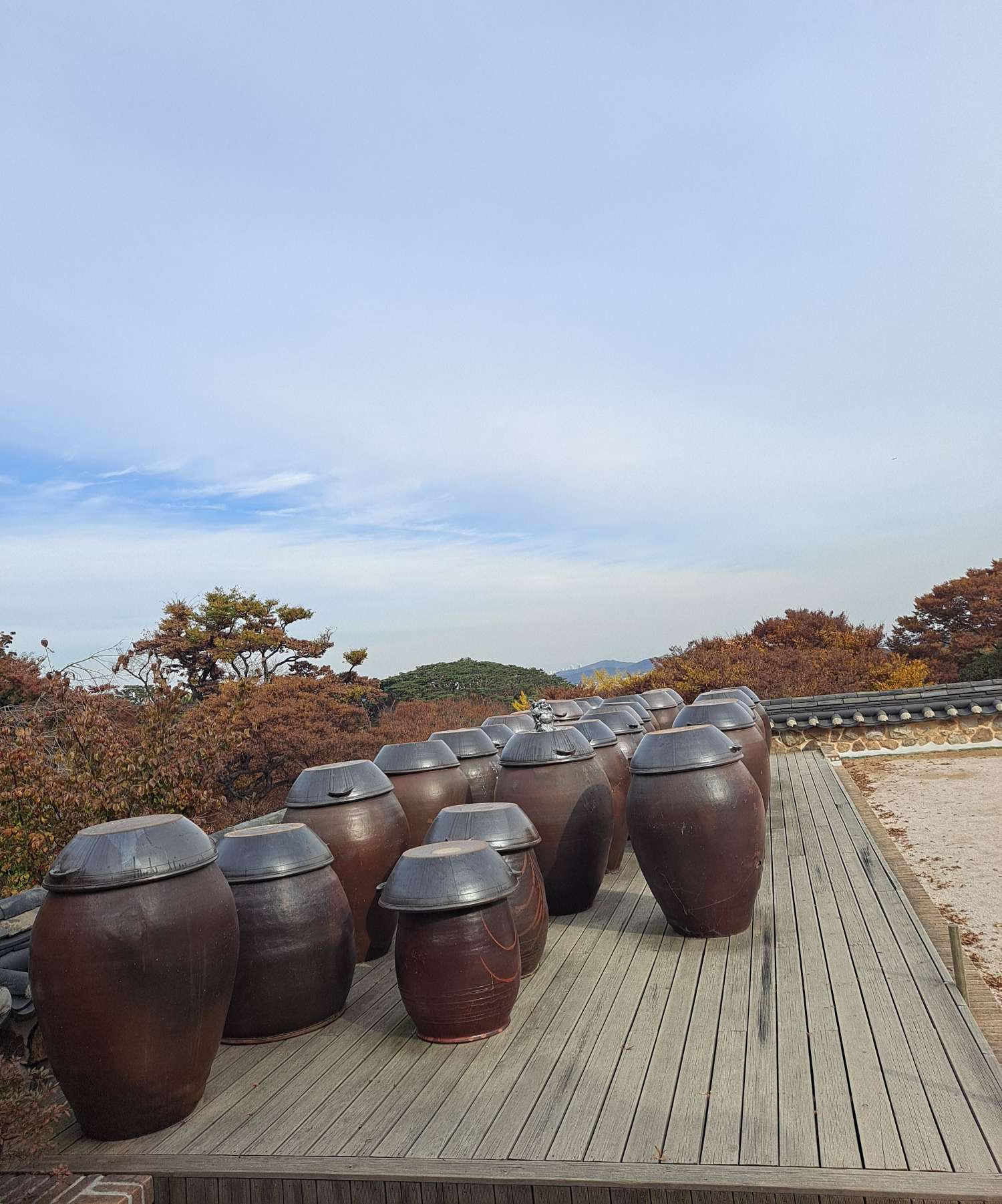 전등사 경내 장독대