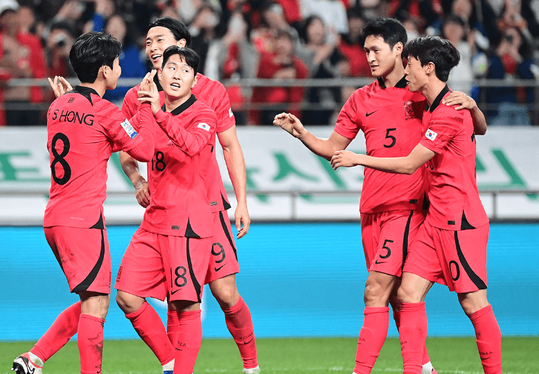 골인하고 축하받는 이강인