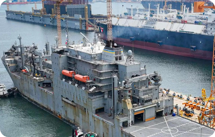 경남 거제 한화오션 조선소에서 정박 중인 미 해군 소속 지원함. 미 해군은 자국 내 조선 생산 지연 문제를 해소하기 위해 한국과 일본 조선소와의 협력을 검토하고 있다. [사진=한화오션 제공, 나오뉴스]