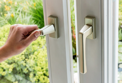 창문을 열고 있는 중이다.