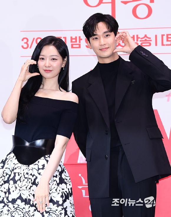 배우 김지원과 김수현이 7일 오전 서울 구로구 라마다호텔에서 열린 tvN 새 토일드라마 &#39;눈물의 여왕&#39;(극본 박지은 연출 장영우 김희원) 제작발표회에 참석하고 있다. [사진=정소희 기자]
