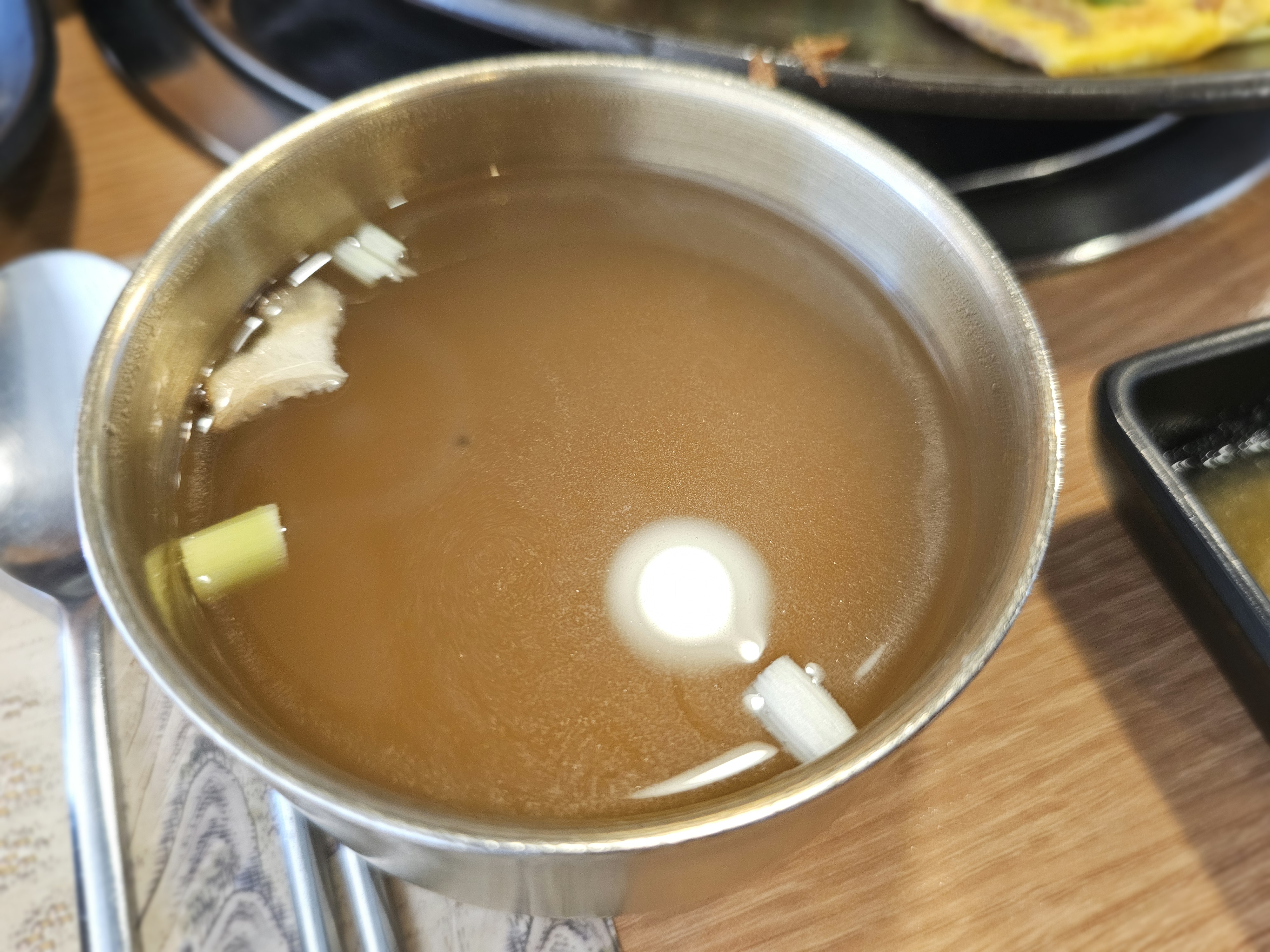 진주냉면 산홍 냉육수, 비빔냉면에 추가하는 육수 한 그릇