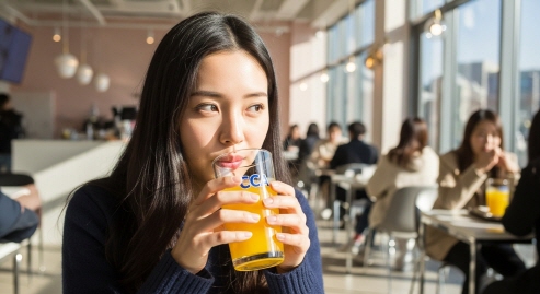 유명 연예인이 카페에서 주스를 마시는 자연스러운 모습