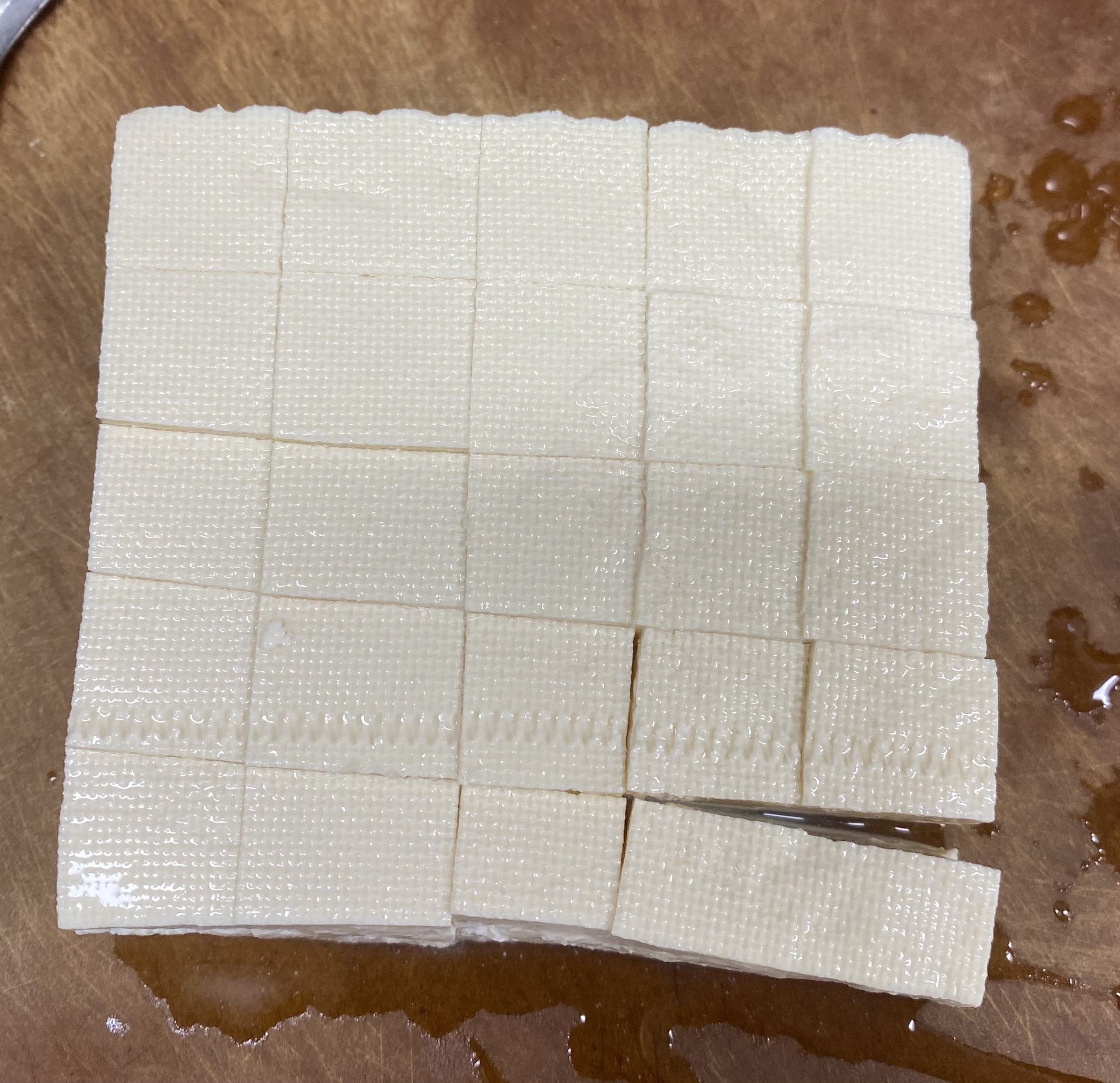 한입크기로 썬 두부 한모