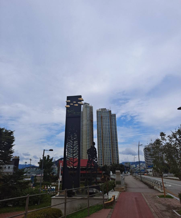 공지천교 너머 아파트