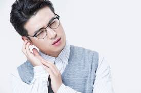 귀에서 소리가 나는 이유