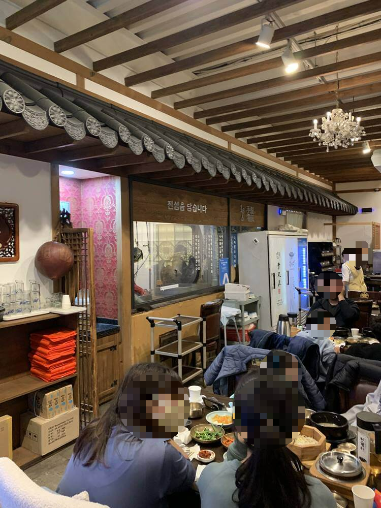 통창 조리실 근처 자리