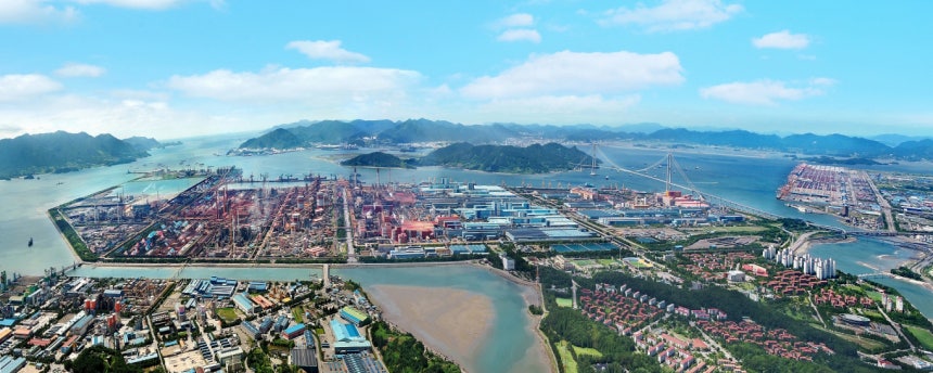 강달러 흐름으로 조선업은 웃고 철강업은 울상 짓는 양상이 관측된다.사진은 포스코 광양제철소 전경.