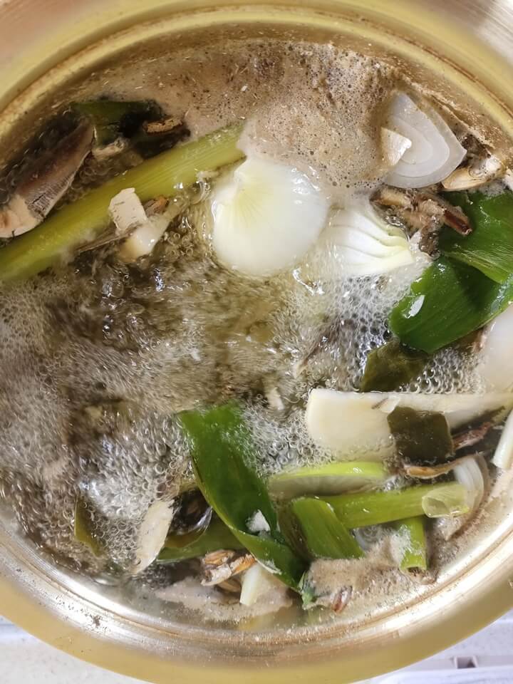 끓고 있는 양파, 대파, 무, 멸치, 다시마