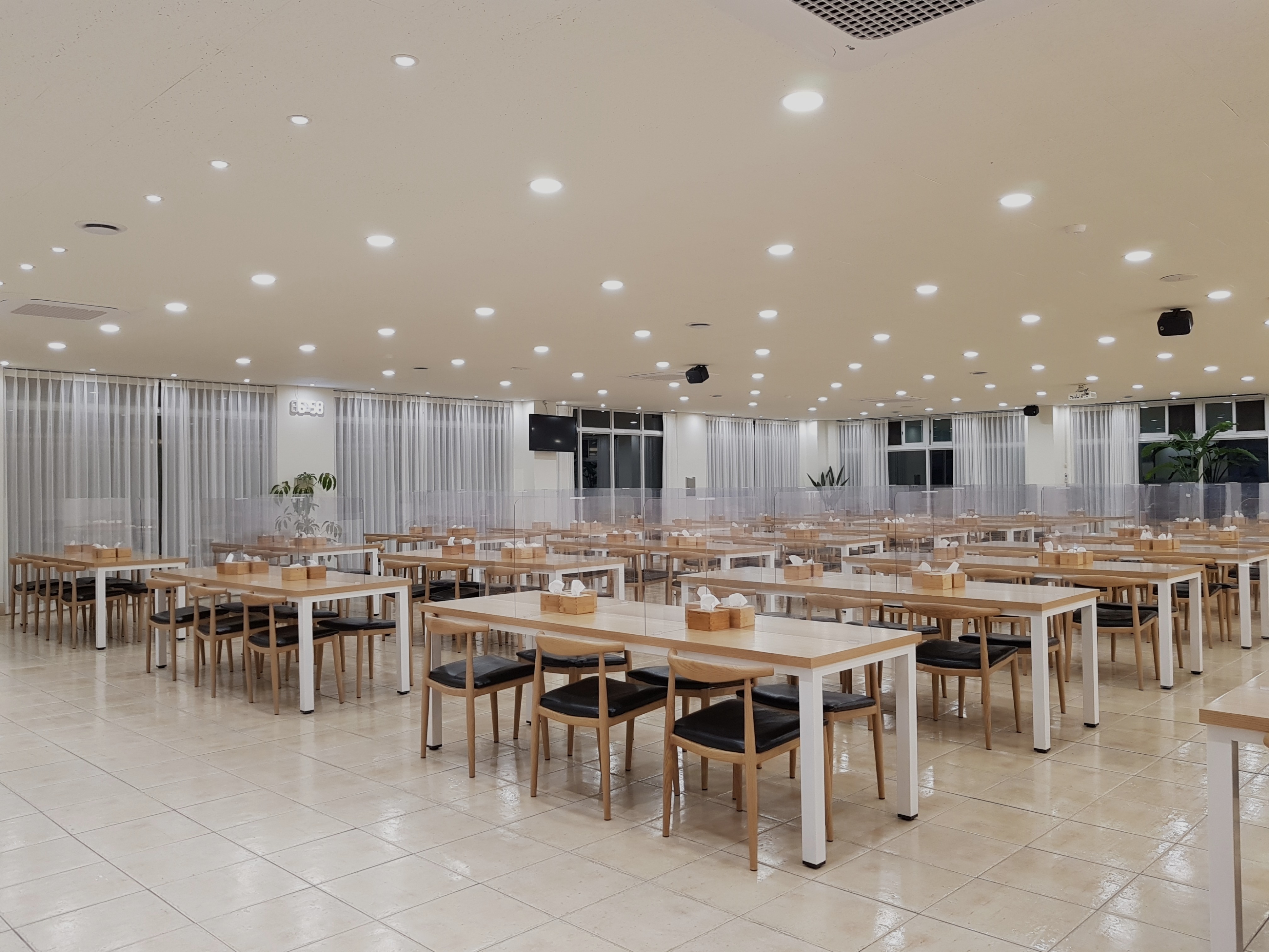 깔끔한 마음수련 메인센터 식당 그린브레인테이블 모습