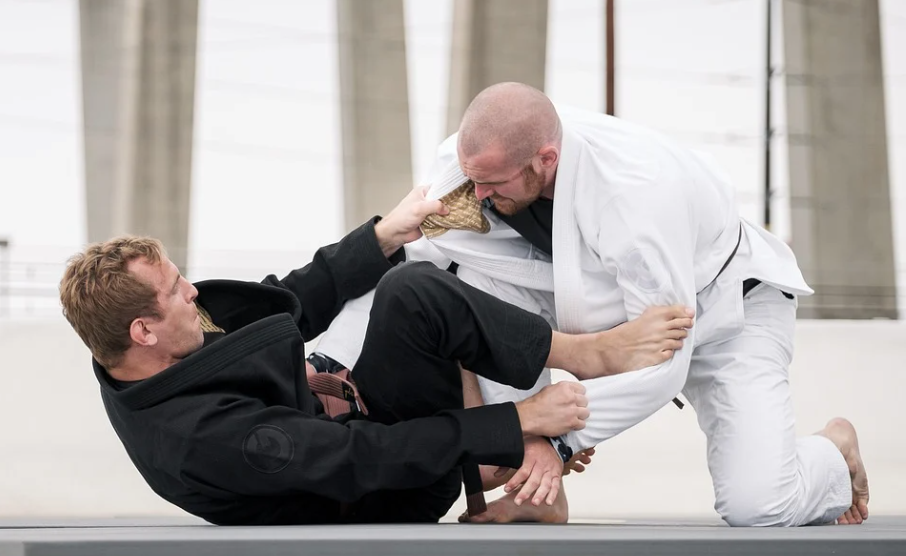 수면이 깨질 때 다음 날 운동이 망가지는 이유와 그 영향