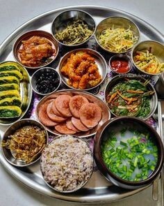 쟁반에-잡곡밥-설렁탕-국물-계란말이-등-10여가지-반잔이-한가득-담긴-정성스런-밥상