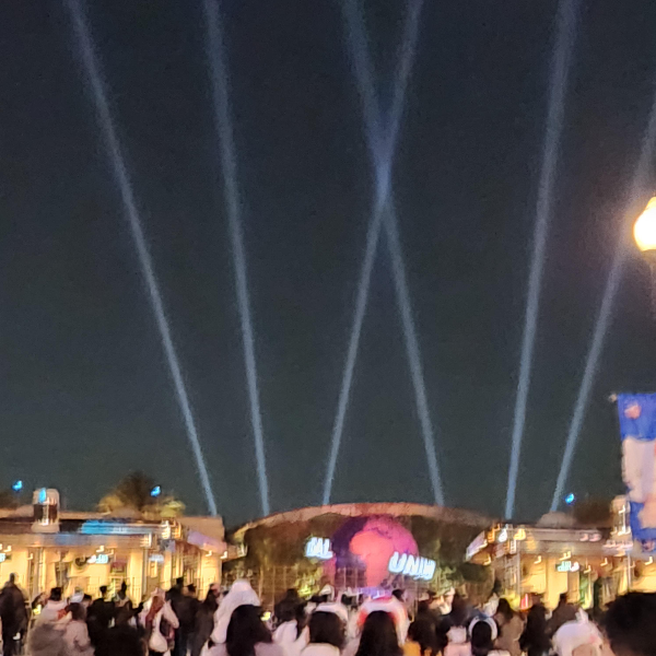 레이저빔이 올라오는 유니버셜의 밤