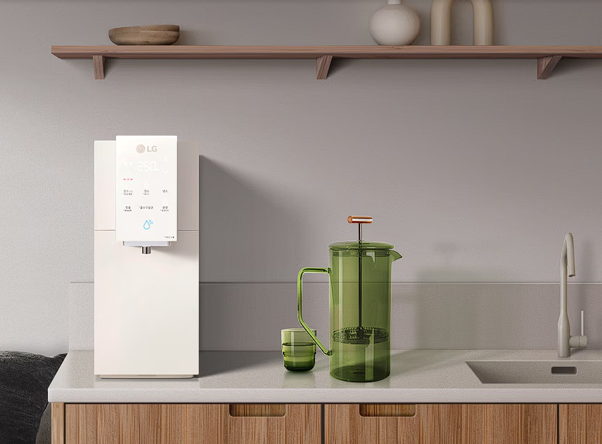 LG 퓨리케어 정수기 렌탈과 최신 모델의 주요 기능 및 프로모션 혜택을 안내하는 이미지
