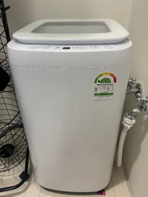 다용도실에 설치한 쿠잉 1등급 미니 세탁기 사진