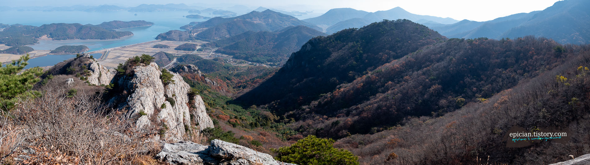 암봉과 거친 산줄기 사이에 펼쳐진 협곡 같은 풍경