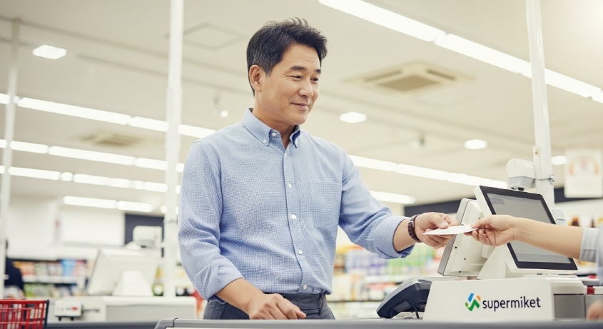 동네 슈퍼에서 계산하는 50대 남성
