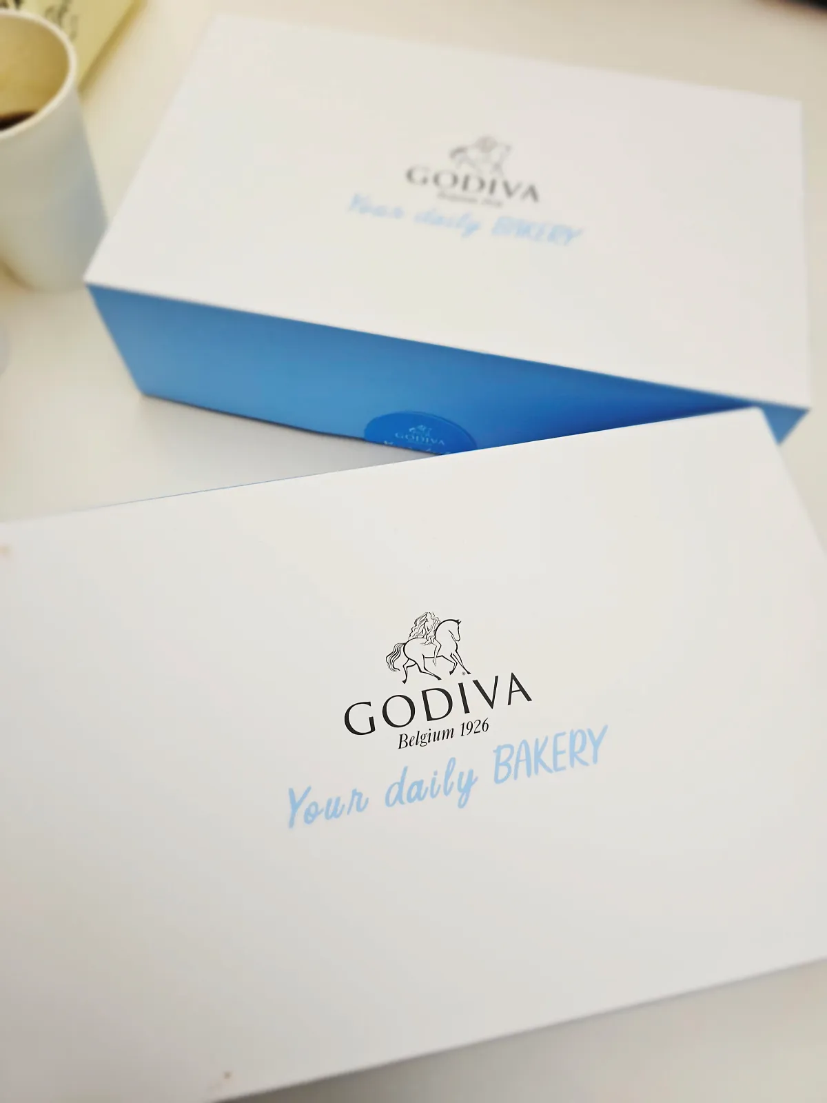 여의도-더현대서울-백화점-고디바베이커리-포장-상자