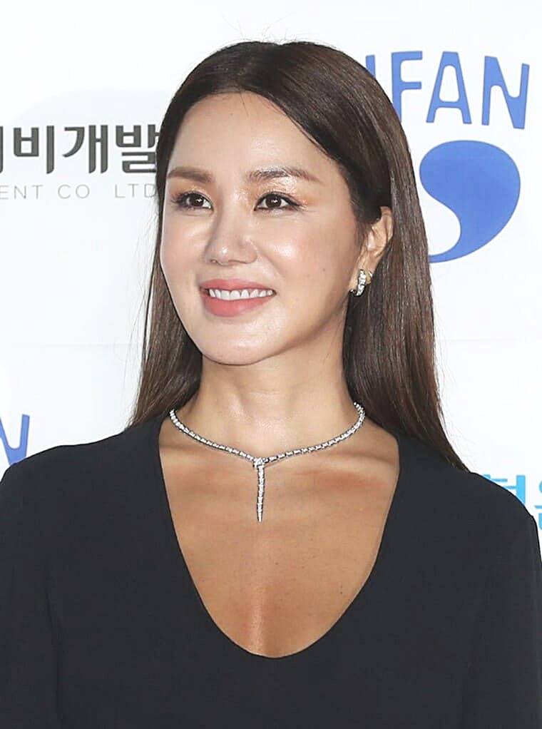 가수-겸-배우-엄정화