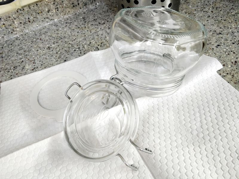 유리병을 꺼내서 식혀주는사진