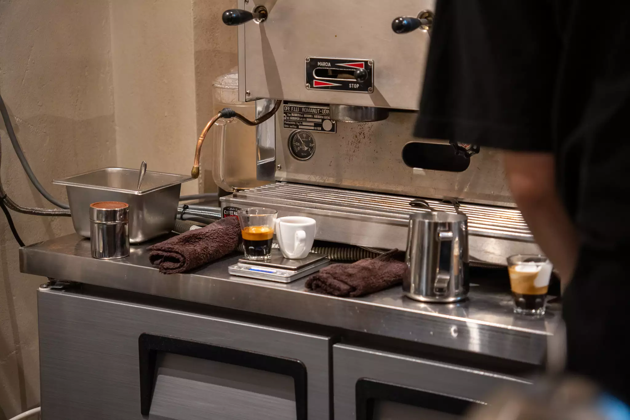 리사르카페-매장-내부-머신