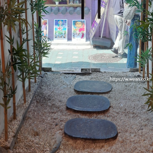 식당 내부 진입로에 자갈이 깔려 있습니다.