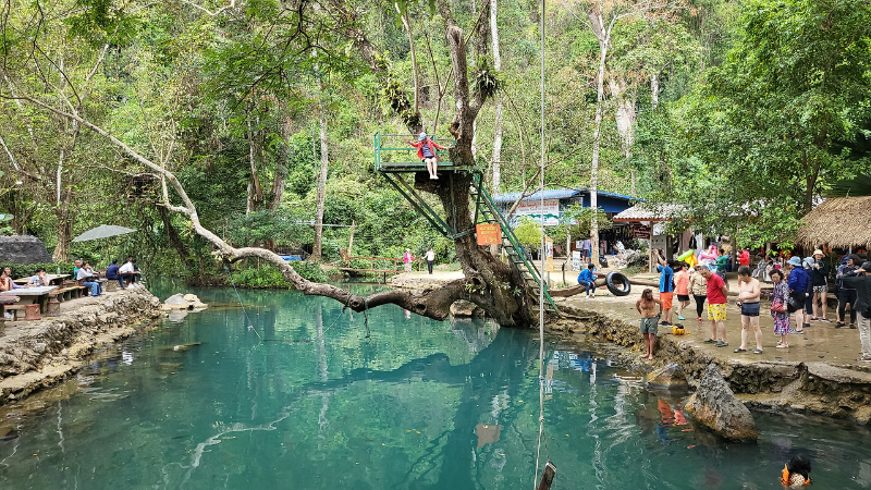 블루라군 전경과 관광객들