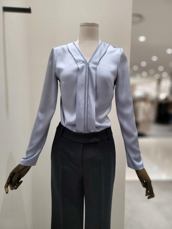 지고트 펀칭 브이넥 실키 블라우스 JM3A0BL92