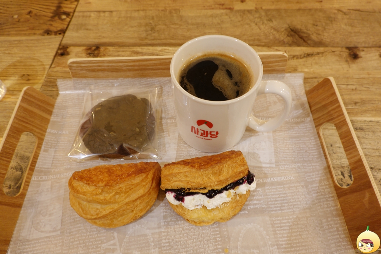 사과파이와 블루베리요거트파이, 빅더블초코르뱅쿠키 그리고 뜨거운 아메리카노