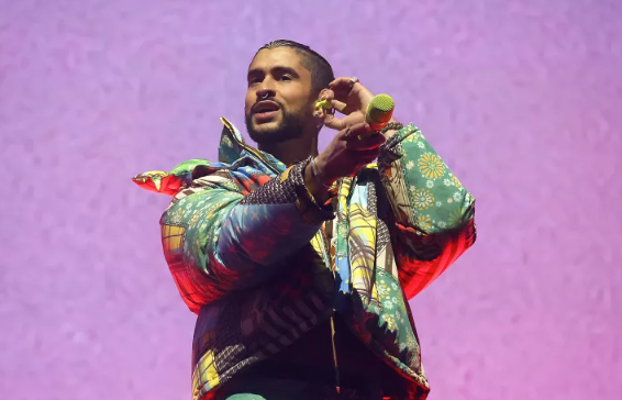 화려한 패딩을 입고 마이크를 들고 있는 배드 버니