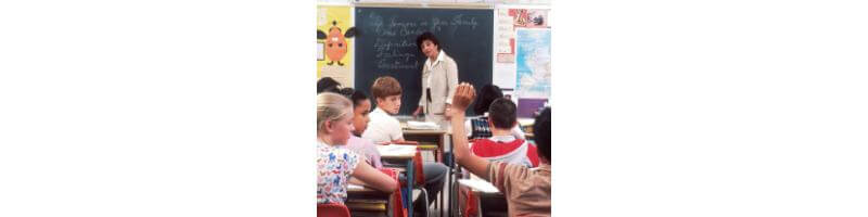 초등학교-교실-손든-학생