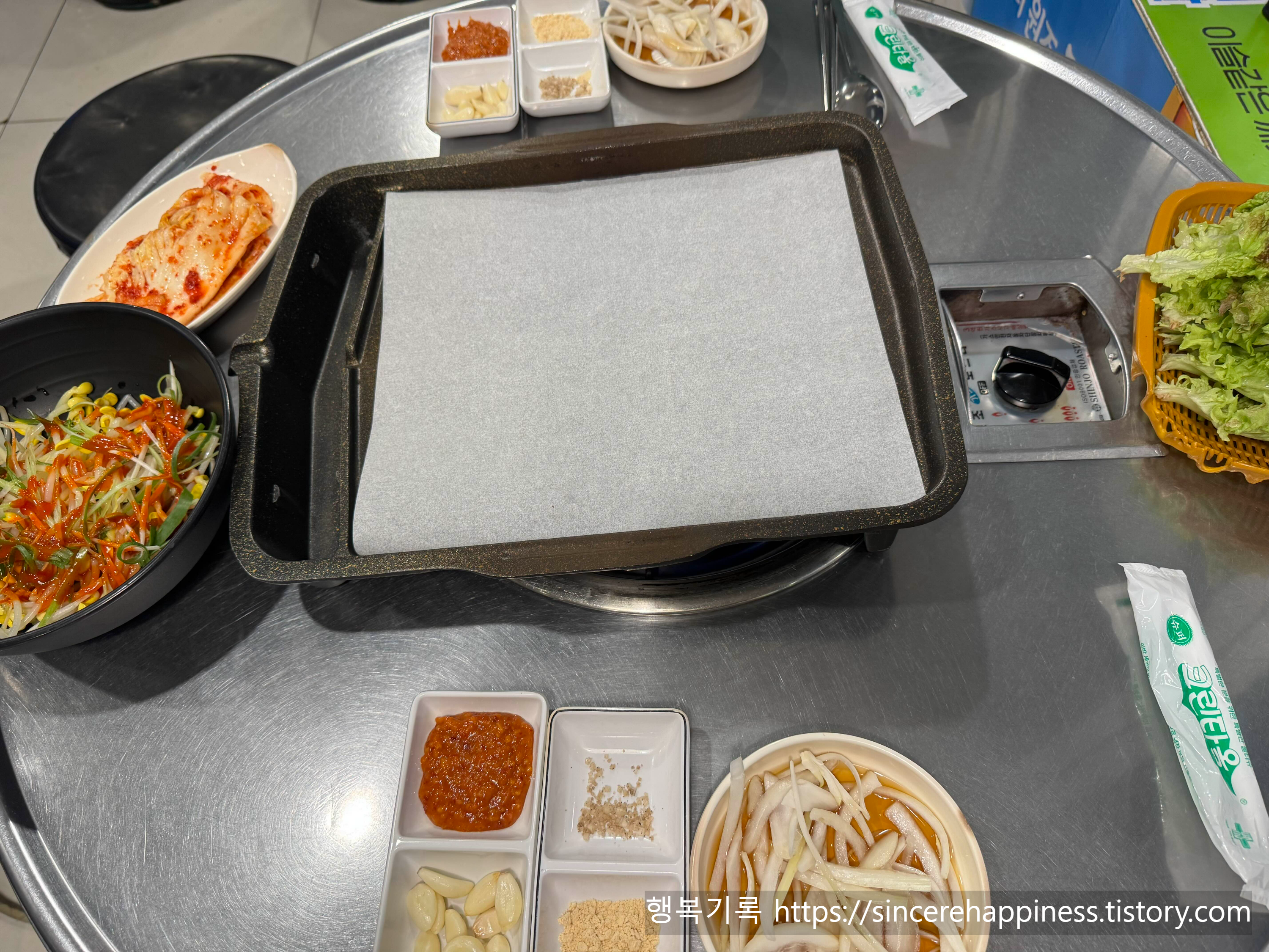 코엑스 맛집 돈꼬레 기본 밑반찬과 파절이 세팅