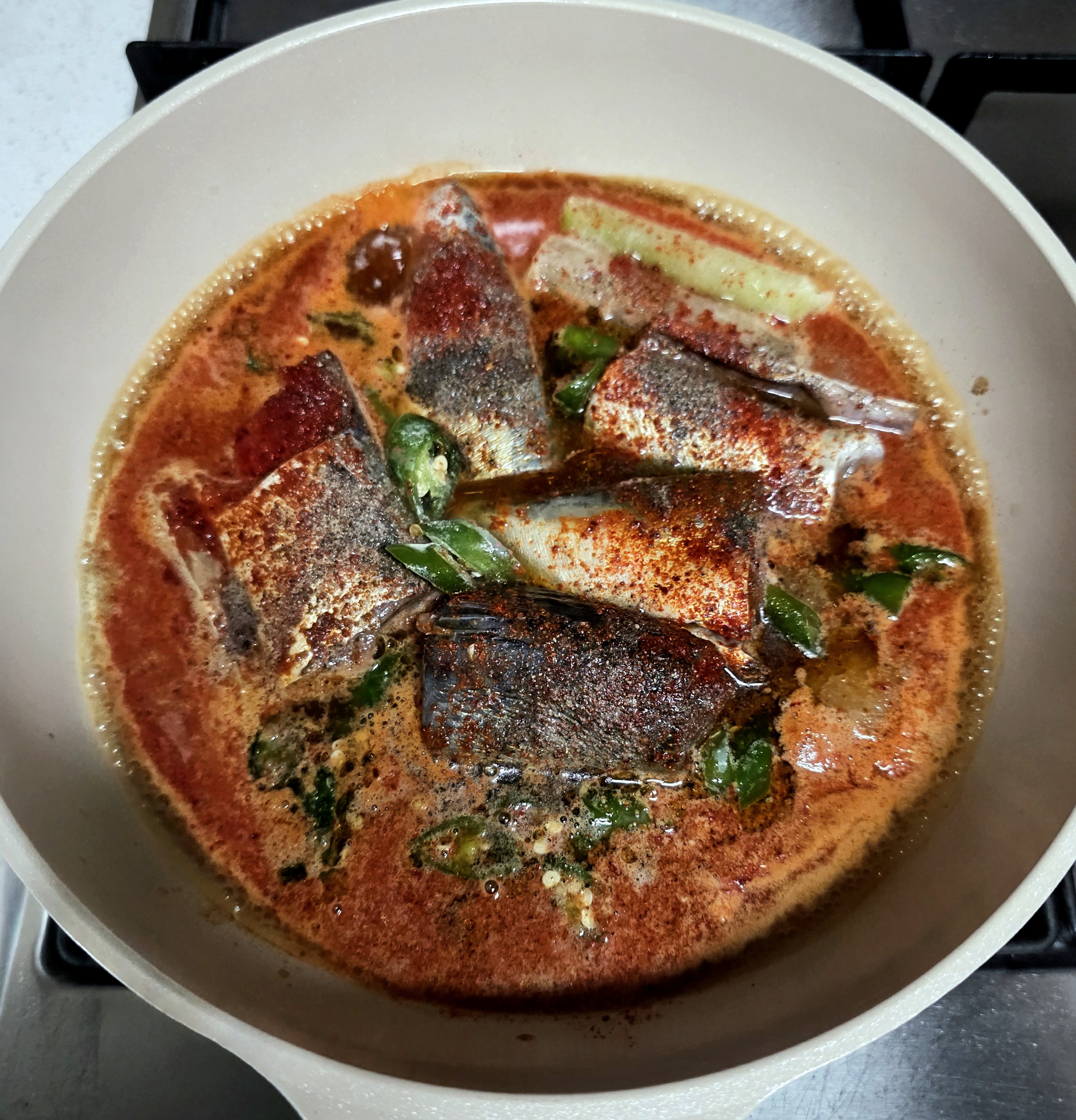 처음에는-강불로-끓입니다.