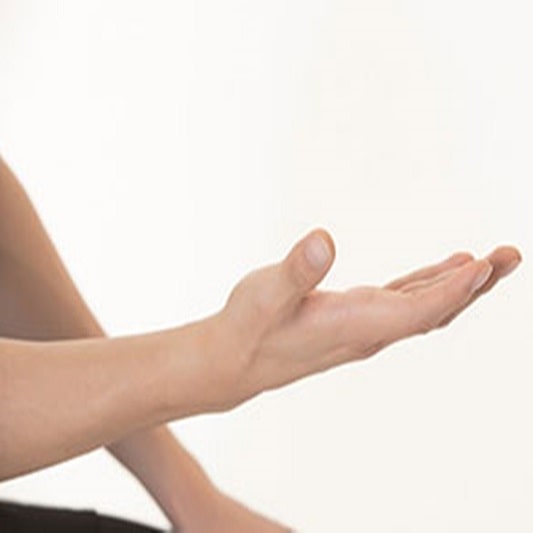 따뜻한 믈에 손을 담근 후 부드럽게 손은 폅니다.