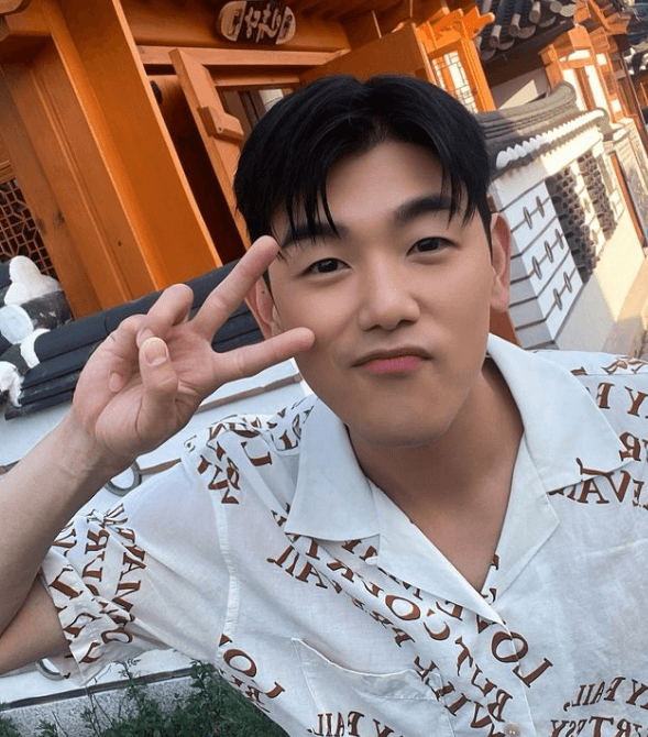 브이 포즈를 하고 있는 에릭남