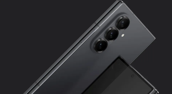 더 커지고 얇아진 폴더블, 디스플레이 크기와 외형 변화