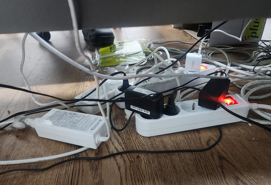 대기전력 소비가 발생할 수 있는 가정 내 멀티탭과 전원 어댑터 모습