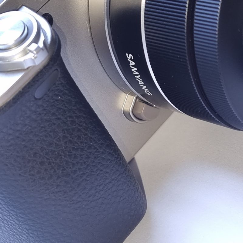 소니A6000-렌즈-꼈다빼는-버튼