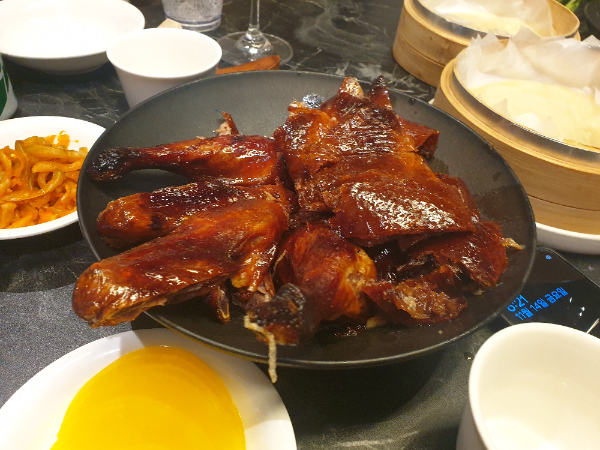 껍질을 벗겨 나온 베이징 덕과 밑반찬 들